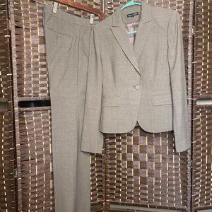 Women's Business suit. Dry cleaned and ready to wear!